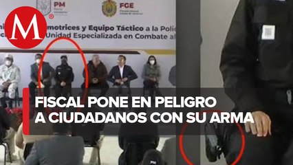 Fiscal estatal de Veracruz portaba su arma incorrectamente apuntando a los asistentes