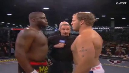 UFC TERBARU Derrick Lewis kembali membuat knouckout Rosholt