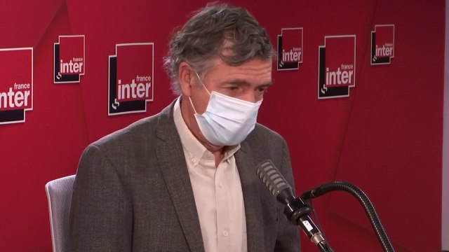 Éric Caumes : D'un côté il y a le risque de faire redémarrer l'épidémie, mais je ne pense pas qu'elle redémarrerait à l'intérieur d'une théâtre ou d'un cinéma. De l'autre, l'impact psychologique, social, économique, est de plus en plus important.
