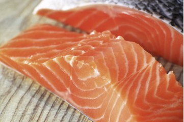 Toxique, voici pourquoi vous devriez arrêter de manger du saumon d'élevage