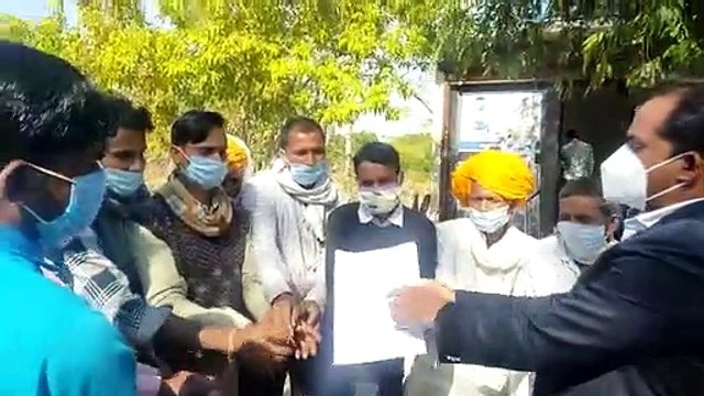 शमशान के रास्ते को लेकर ग्रामीणों द्वारा तहसीलदार को सौंपा ज्ञापन