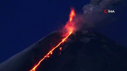 Rusya'daki yanardağın lavları 1 buçuk kilometreye ulaştı