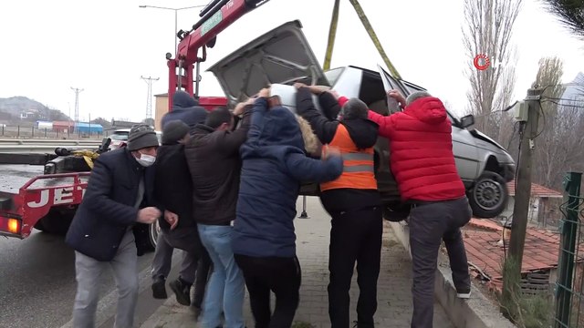 - İstinat duvarından uçmaktan telefon direği kurtardı