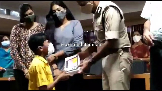 சென்னை பெருநகர காவல் ஆணையாளர் மகேஷ்குமார் அகர்வால், சென்னை ஆணையர் அலுவலக இரண்டாம் தளத்தில் உள்ள கலந்தாய்வு கூடத்தில் 110 ஏழை-எளிய கல்வி பயிலும் பள்ளி கல்லூரி மற்றும் காவல் சிறார் மன்ற மாணவ மாணவியருக்கு இணைய வழிக்கல்வி பயன்பாட்டிற்கு Help chennai.org அமைப்