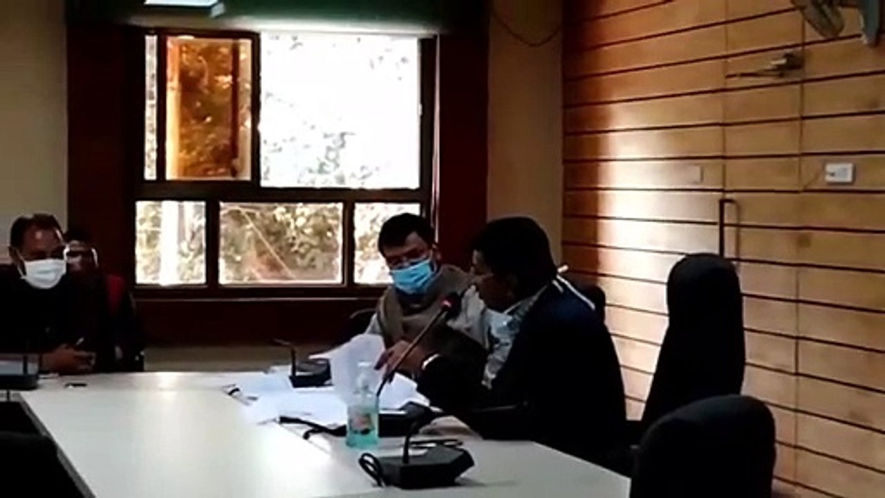 कलेक्टर की फटकार सुन बिगड़ी स्वास्थ्य अधिकारी की तबियत, बैठक छोड़ अस्पताल में भर्ती करवाना पड़ा