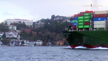 Dev konteyner gemisi İstanbul Boğazı'ndan geçti