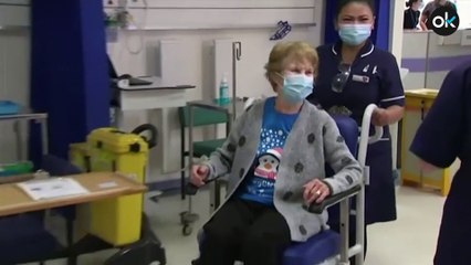 Una británica se convierte en la primera persona en recibir la vacuna de Pfizer en el mundo