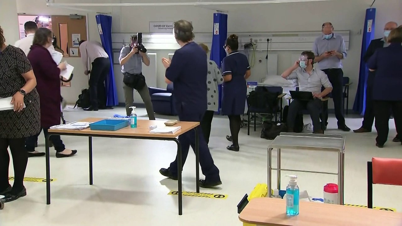 'Machen Sie mit!' 90-jährige Maggie erhält erste Corona-Impfung