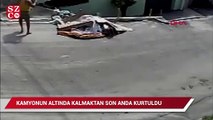 Freni boşalan kamyonun altında kalmaktan son anda kurtuldular