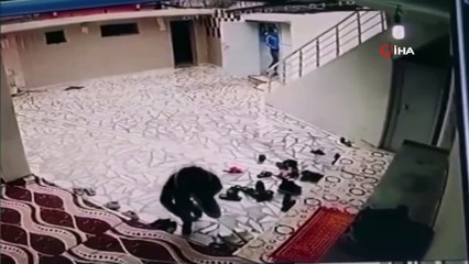 Batman’da camideki ayakkabı hırsızlığı kamerada