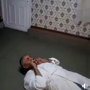 En s’amusant à percer des ballons, il reçoit par surprise de l’eau en pleine figure !