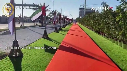 Gaya Erick Thohir Pose di Depan Jalan Presiden Joko Widodo