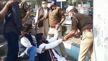 कृषि बिल के विरोध में किसानों के समर्थन में उतरे कोंग्रेसी, पुलिस ने किया गिरफ्तार