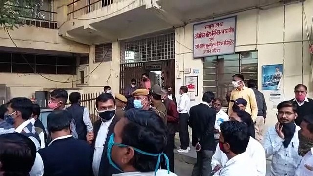 न्याय के मंदिर में पकड़े पाप के पुजारी, रीडर व वरिष्ठ सहायक को रिश्वत लेते पकड़ा
