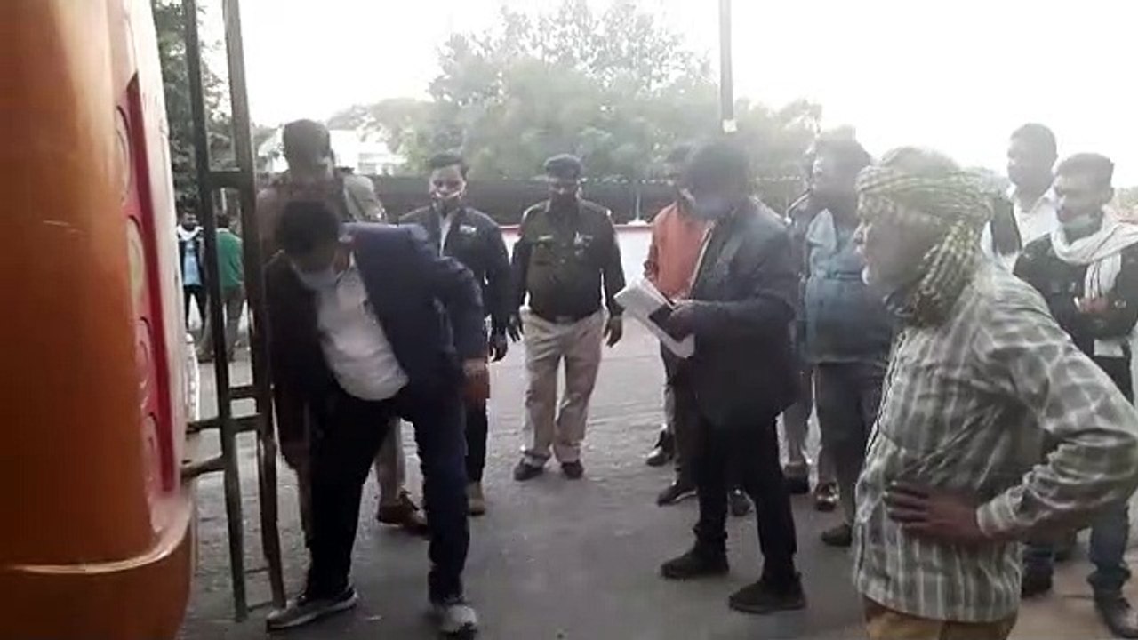 ऑयल मिल से एक्सपायरी डेट का सरसों तेल, बस से सिंथेटिक मावा जब्त