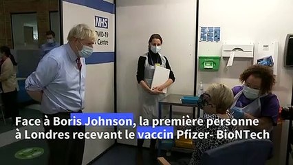 Covid-19: Boris Johnson visite un hôpital où les premiers vaccins sont administrés