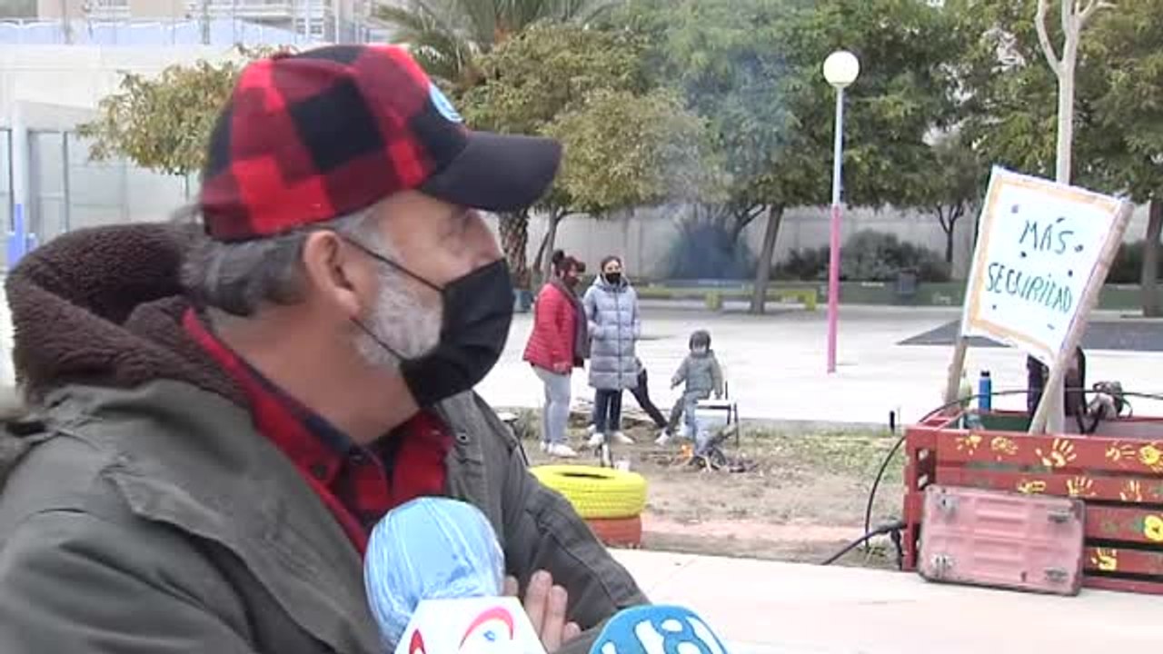 Padres acampan en un colegio en Alicante para frenar la oleada de robos que sufre el centro