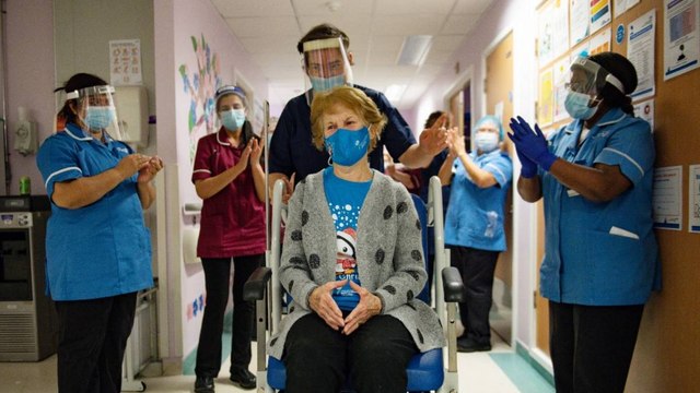 Así se vivió la primera aplicación de la vacuna contra el covid-19 en el mundo