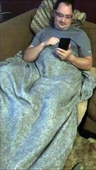 Cet homme est très content de revoir sa femme