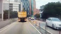 Un camion perd un pneu en pleine route
