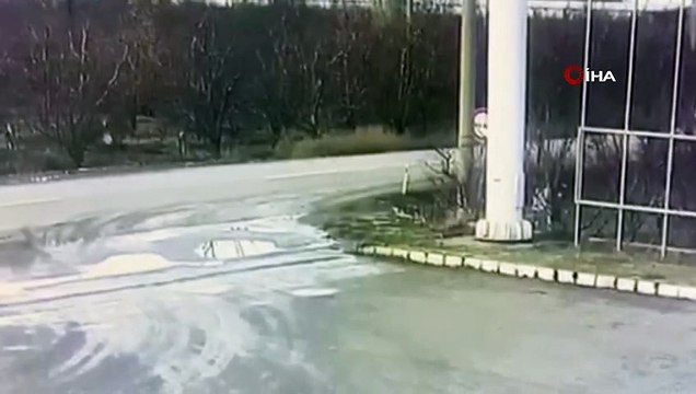 - Isparta’da 2 otomobilin çarpıştığı kaza güvenlik kameralarına yansıdı