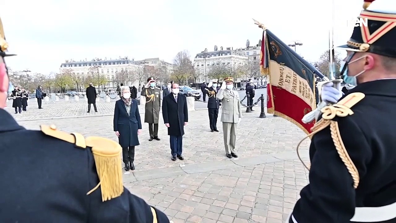الرئيس عبد الفتاح السيسي يضع إكليل من الزهور على قبر الجندي المجهول بباريس