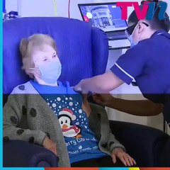 Mujer de 90 años, la primera persona vacunada contra Covid-19 en el mundo