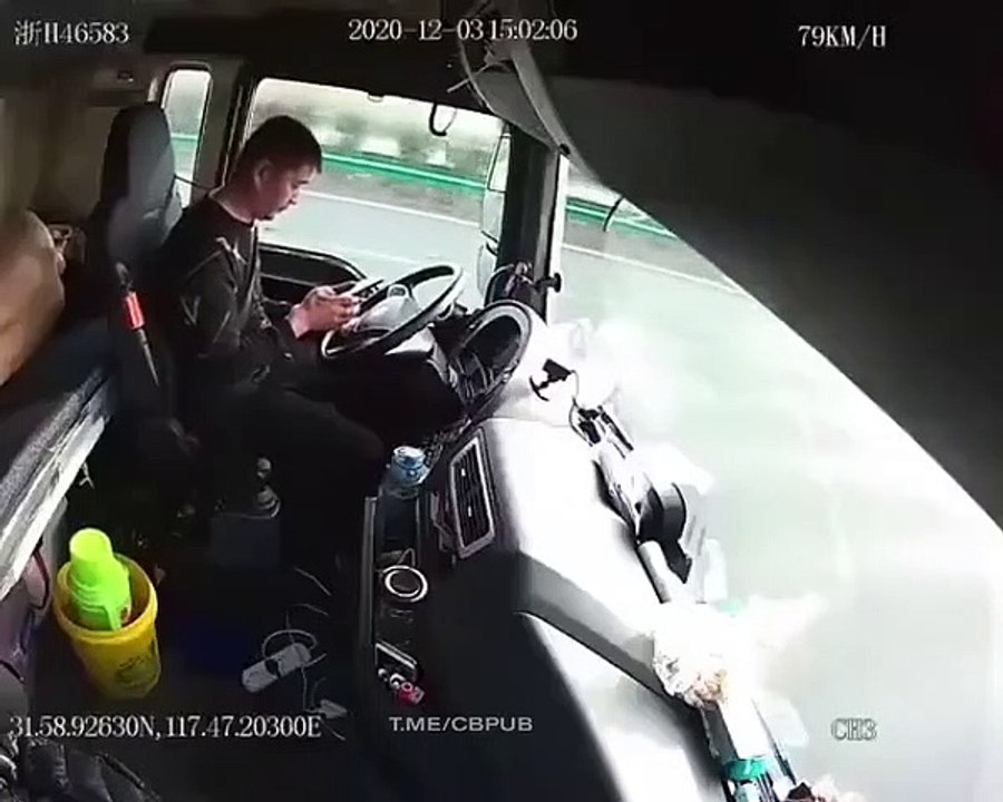 Un chauffeur de camion conduit en regardant son téléphone et ça finit mal