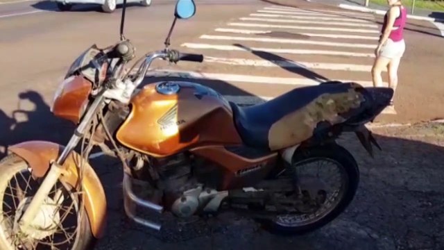 Carro e moto se envolvem em colisão na Avenida Brasil, no Bairro São Cristóvão