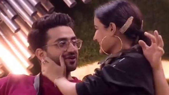 Bigg Boss 14: Aly Goni को याद कर फूट फूटकर रोई Jasmin Bhasin; Vikas Gupta ने संभाला | FilmiBeat