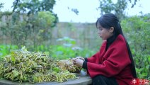 Hacer una leche de soja y cocinar al vapor unos trozos de tortas de arroz con papa morada