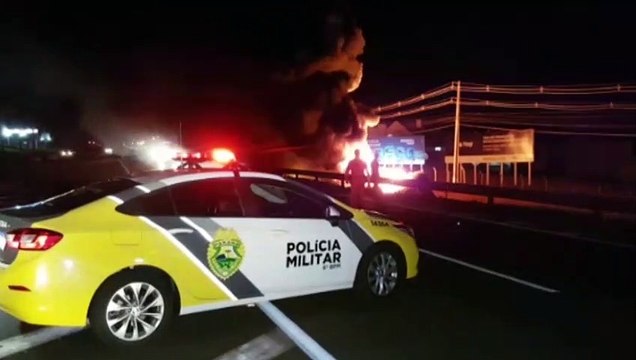Corpo de Bombeiros combatem incêndio em tubulações no Trevo Cataratas