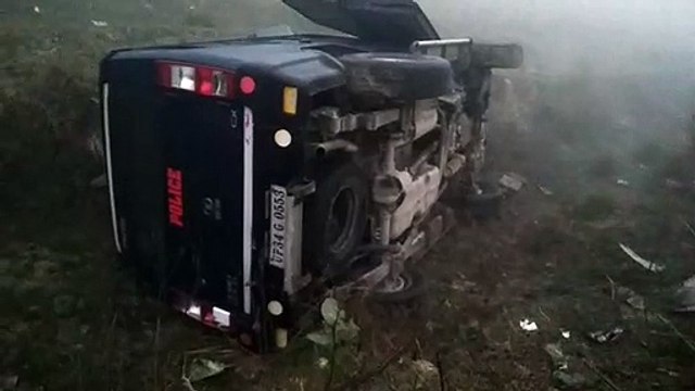 घने कोहरे के चलते पुलिसकर्मियों की गाड़ी पलटी, सभी कर्मी बाल-बाल बचे