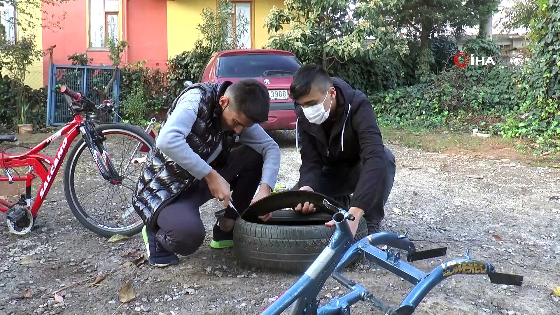 Hobi olarak başladıkları araba lastikli bisiklet işi 2 kafadarın ekmek  kapısı oldu - Dailymotion Video