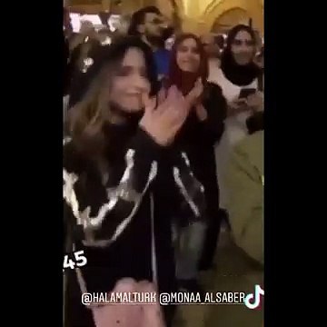 منى السابر تحاول كسب ود ابنتها حلا الترك