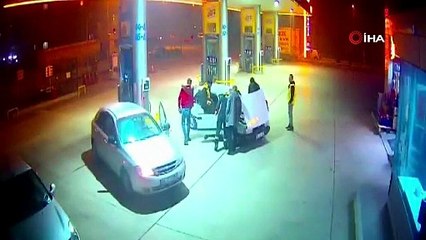 Benzinlikte araba yangını korkuttu...O anlar kamerada