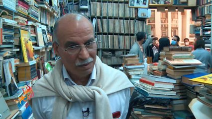 عميد باعة الكتب القديمة التونسي يستغيث لإنقاذ مكتبته العتيقة من الإغلاق