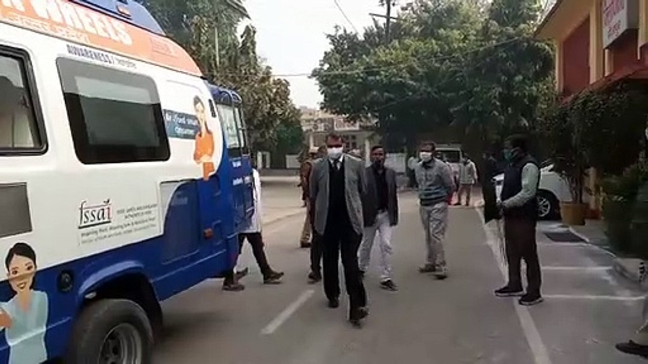 फूड वैन को जिलाधिकारी विशाल भारद्वाज ने दिखाई हरी झंडी