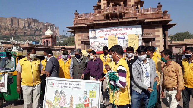 लोगों में जागरूकता के लिए मास्क का किया वितरण