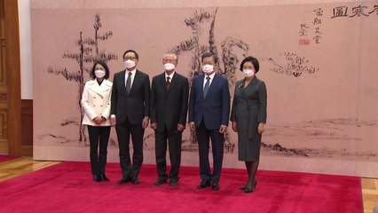 문 대통령, '세한도' 기증자 손창근 선생 청와대 초청 / YTN