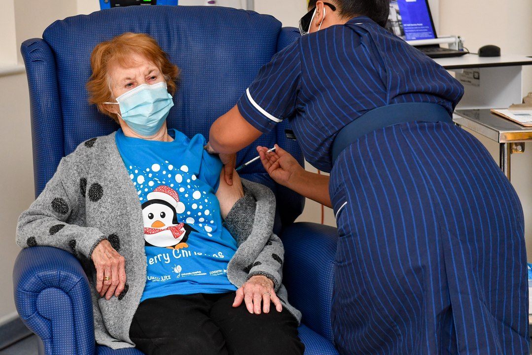90-jährige Frau in England gegen Covid-19 geimpft