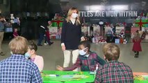 Melania Trump verteilt Weihnachtsgeschenke
