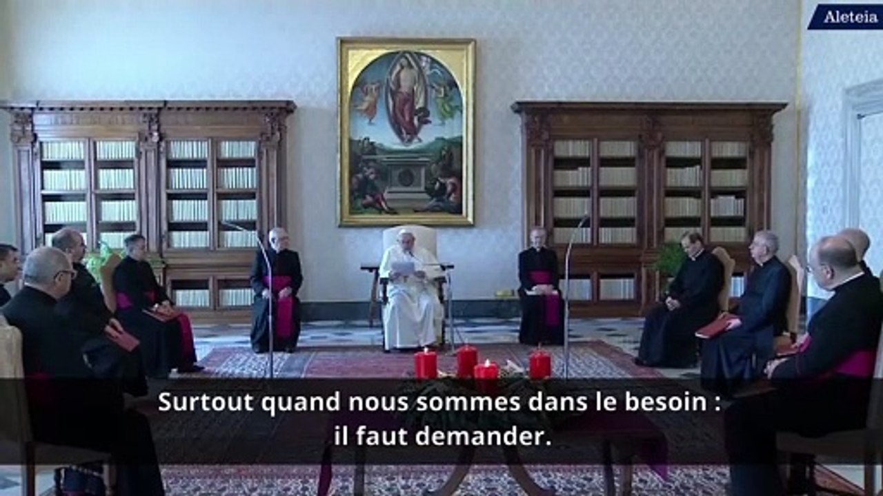 Pape François : il ne faut pas "avoir honte de prier"