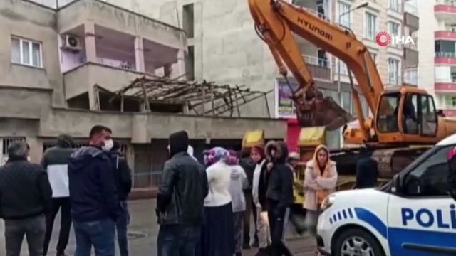 Faciadan kıl payı dönüldü: Evlerinin yıkılışını gözyaşları içinde izlediler