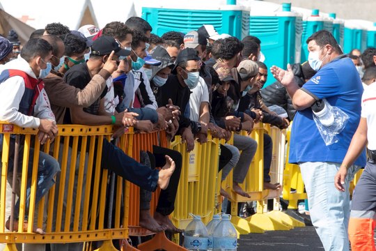 Tertulia de Federico: El Gobierno traslada a los inmigrantes ilegales a la península