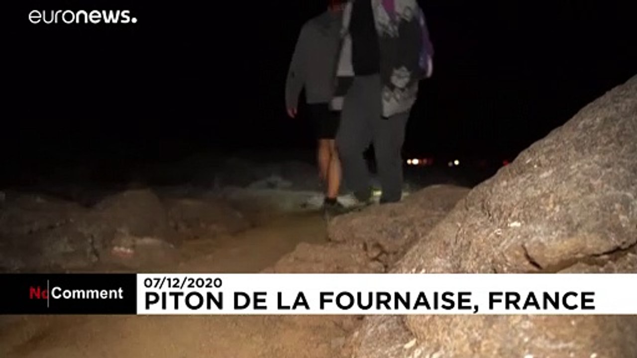 Sur l'île de La Réunion, les curieux observent le spectacle du Piton de la Fournaise en éruption