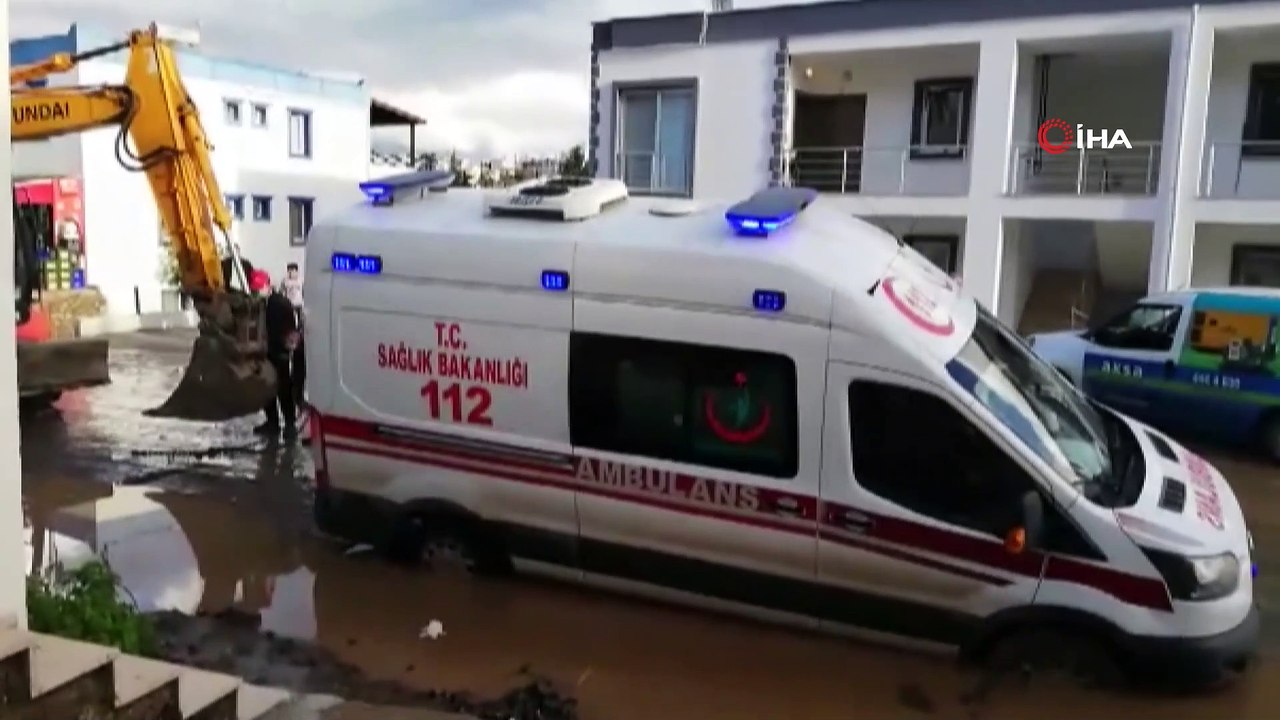 Vakaya giden ambulans çamura düştü