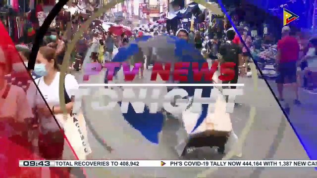 Christmas rush shoppers crowding shopping centers; Cops armed with yantok or rattan sticks to enforce health protocols