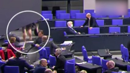 Alman Bakan yere kapaklandı!