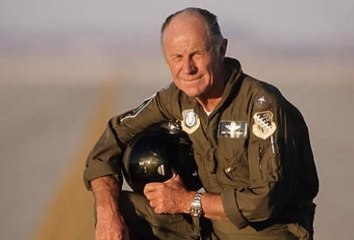Chuck Yeager, piloto que rompió la barrera del sonido, muere a los 97 años